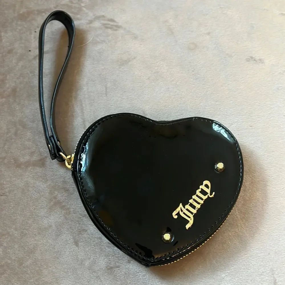 *Juicy Couture* Black Patent Heart Zippy Wristlet Coinpurse EUC!